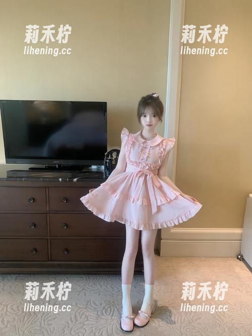 72斯 带你观看72斯私房白丝,领悟作品背后的故事与艺术家的独特视角.txt