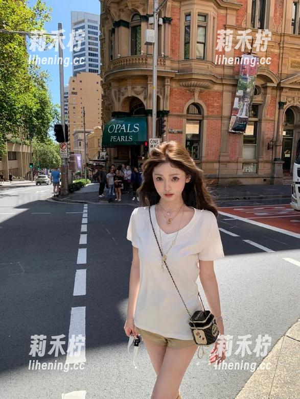 Feilin嗲囡囡 - 不容错过的图片更新，SiByl李思宁套装展现独特风格与青春气息.txt