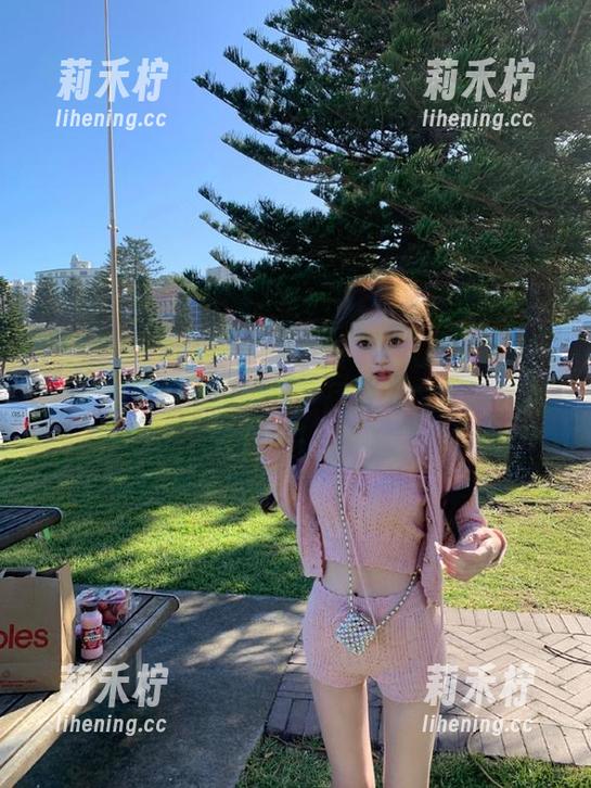 HuaYan花の颜-谢芷馨Sindy HuaYan花の颜 - 谢芷馨Sindy私拍图包:校园里的美丽瞬间,尽在这一系列动人作品中!.txt