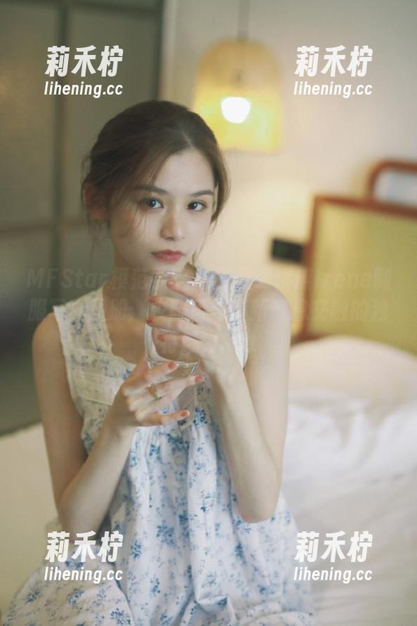 MFStar模范学院 - 探索萌琪琪Irene制服写真图册：校园风与清新气息交融的独特魅力.txt