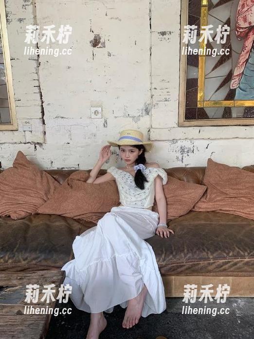 SHENSHI绅士-美娜 SHENSHI绅士 - 美娜最新红裙写真集:一袭红裙,难道只是为了吸引眼球?.txt