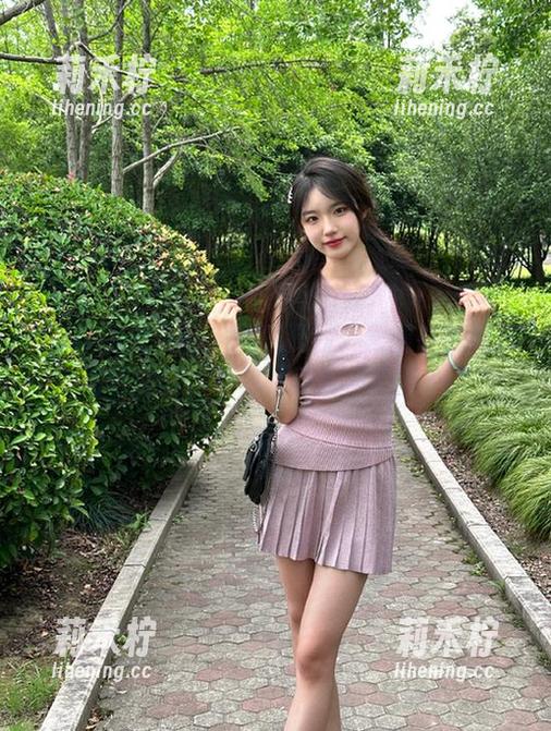UGirls尤果网-王谨轩 UGirls尤果网 - 淘气夏日:王谨轩的短裤写真全套,带你领略别样风情.txt