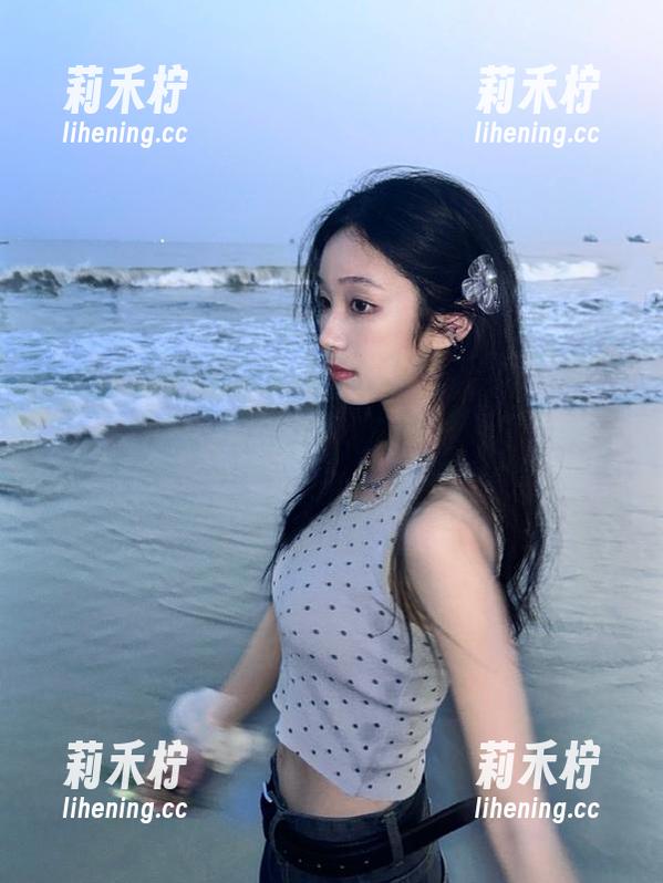 Xiuren秀人网-奈奈Fox Xiuren秀人网 - 不要错过奈奈Fox的裤里丝图包,观看她如何演绎时尚风潮,感受这个夏天的清新气息!.txt