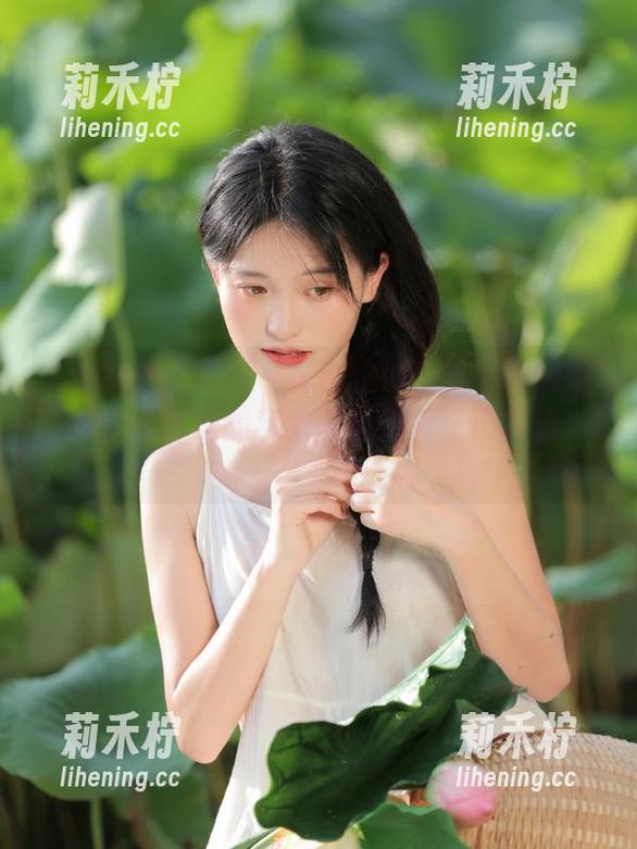 Xiuren秀人网 - 解锁汐汐爱吃草莓透明世界：详尽原图与套图献给每一位粉丝！.txt