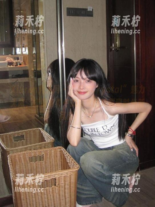Xiuren秀人网-荡漾Crystal Xiuren秀人网 - “荡漾Crystal”魅力无限,短裤写真中的精致图片展现时尚新风尚!.txt