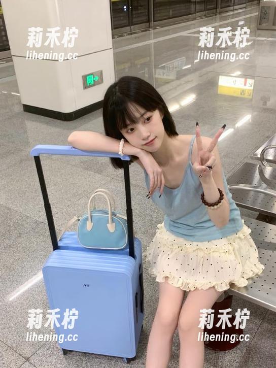 Xiuren秀人网-颜浅浅Cindy Xiuren秀人网 - 颜浅浅Cindy眼镜写真精选:探索每一帧的灵动与优雅魅力.txt