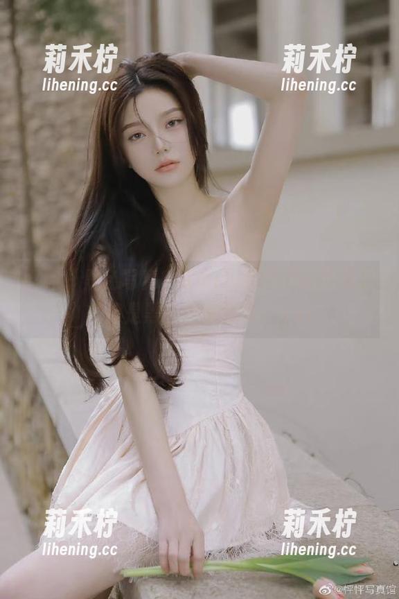 丽柜-Amily 丽柜 - 黑色写真?Amily把深邃画风驾驭得像是黑色的魔法师!.txt