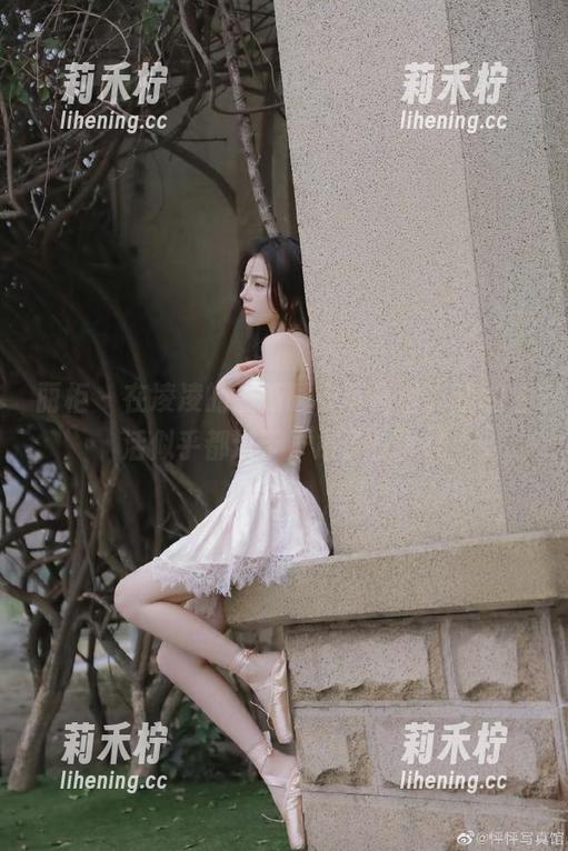 丽柜-凌凌 丽柜 - 在凌凌的最新睡衣写真里,我的生活似乎都过于严肃了!.txt