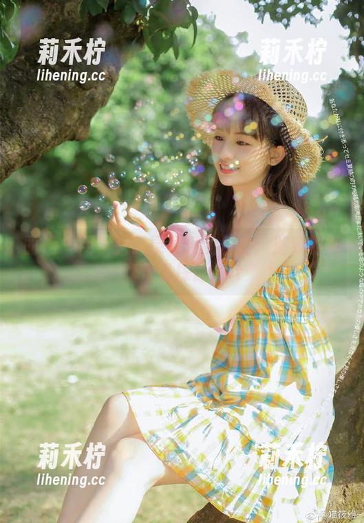 丽柜-司琪 丽柜 - 用镜头记录司琪的长腿:别致的写真作品探讨.txt