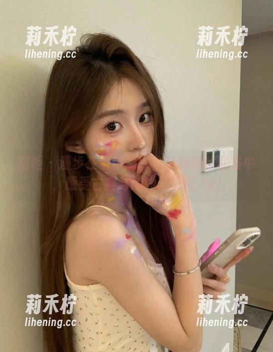 丽柜-尔尔 丽柜 - 漫步在尔尔的双生花旗袍作品集中,感受古典与时尚的交融.txt