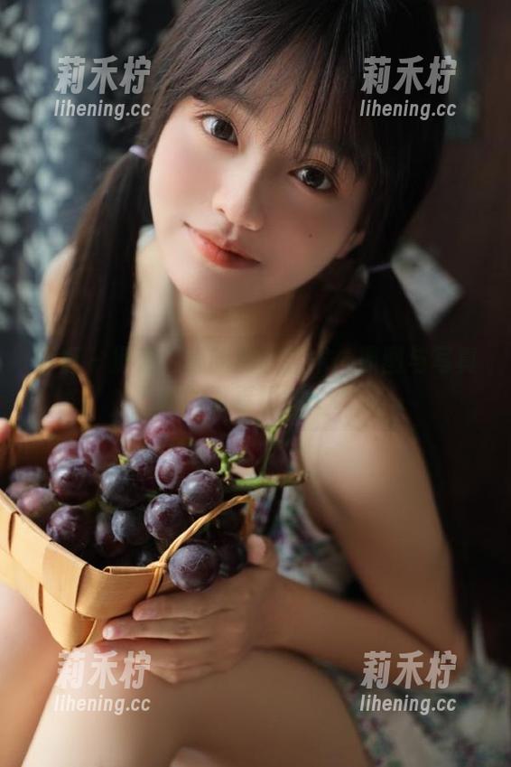 丽柜-心心 丽柜 - 探索心心的制服艺术:原图与写真中的青春瞬间.txt