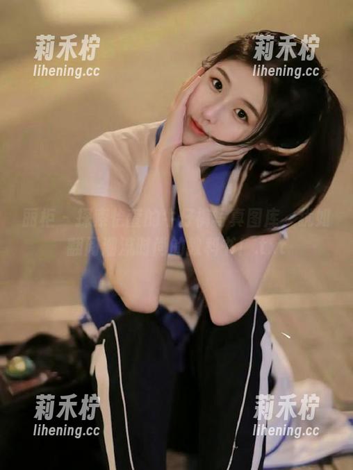 丽柜-怡萱 丽柜 - 探索怡萱的牛仔裤写真图库,犹如翻阅潮流时尚的教科书!.txt