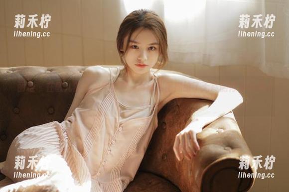 丽柜-敏儿 丽柜 - 在敏儿的花漾年华里,高清美图描绘了无尽的青春幻想.txt