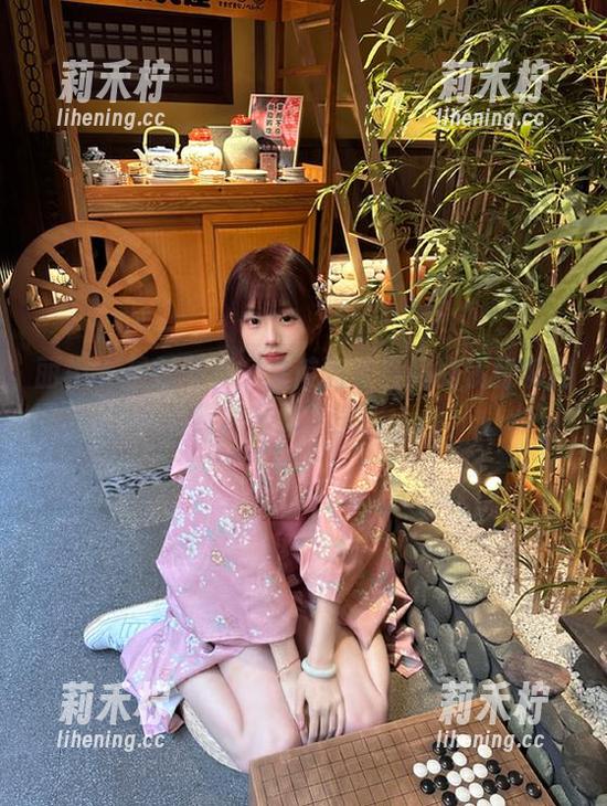 丽柜-文芮 丽柜 - 最新写真:文芮孤芳自品的优雅瞬间,绽放出迷人光彩.txt