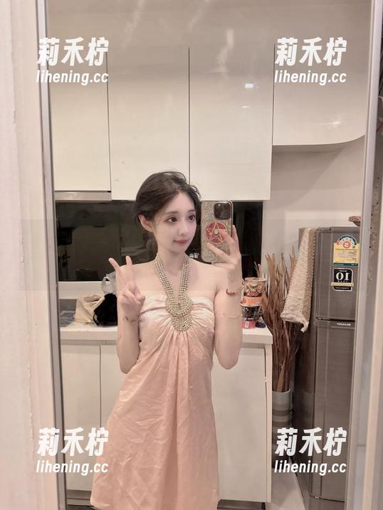 丽柜-然然 丽柜 - 然然裸足最新写真合集:用每一张照片讲述她与自然的优雅邂逅.txt