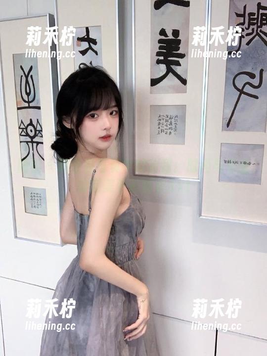 丽柜-甜甜 丽柜 - 职业装写真中的甜甜:时尚与专业的完美平衡解析.txt