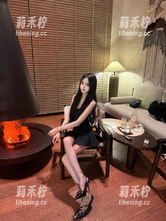 丽柜-英子 丽柜 - 用心定制,英子的透明作品展现写真艺术的无限可能性.txt