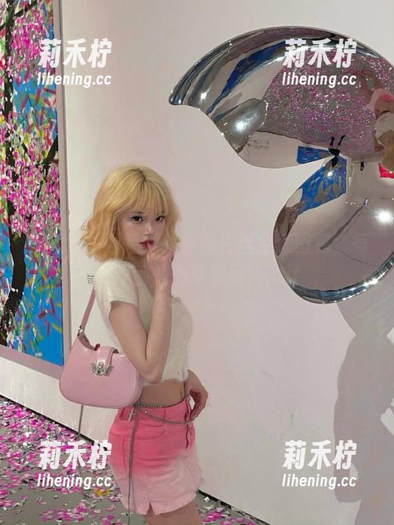 丽柜-钟晴 丽柜 - 不看后悔!钟晴白丝全套图包,每一张都是心动瞬间!.txt