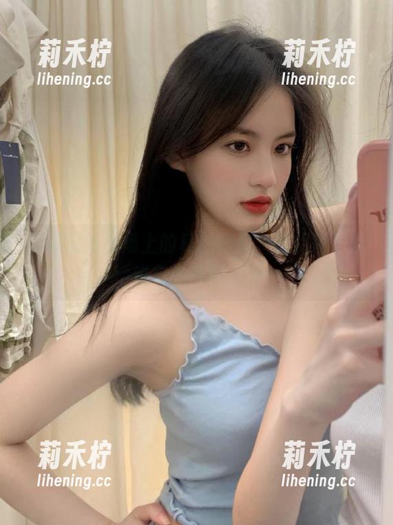 乔依丝joys 在乔依丝操场上的私拍作品,捕捉每一次难忘的瞬间.txt