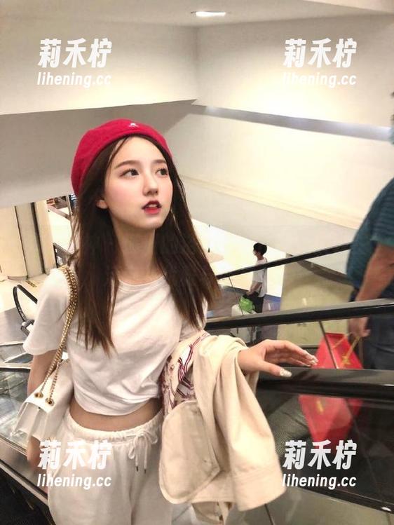 克拉女神-珊珊 克拉女神 - 珊珊的浴室写真作品,展现生活中的优雅与自在.txt