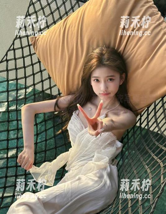 克拉女神-薇薇 克拉女神 - 独特风格,薇薇皮衣写真合集来袭,绝对不容错过!.txt