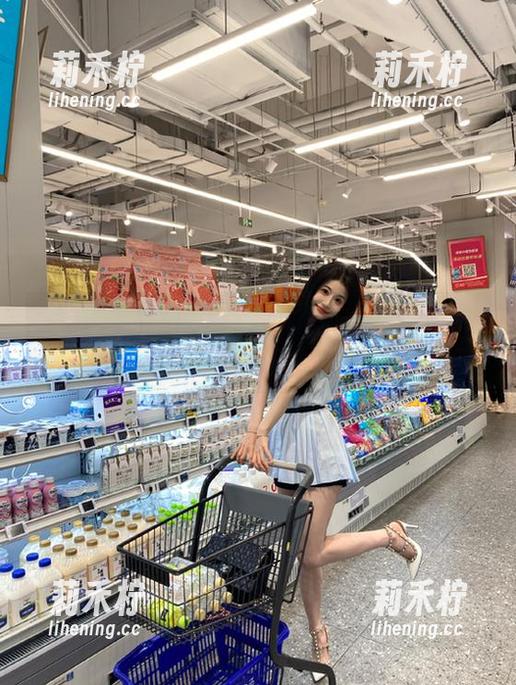 兔玩映画全新上线：蓝旗袍风格精选写真，传递优雅气质.txt