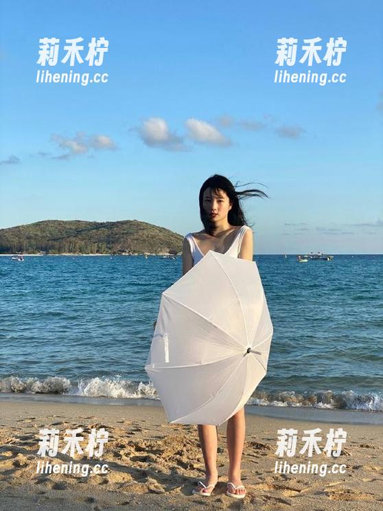 初夏女神-双双 初夏女神 - 双双的职场生涯写真图集:带你走进职场,感受不平凡的奋斗与坚持.txt