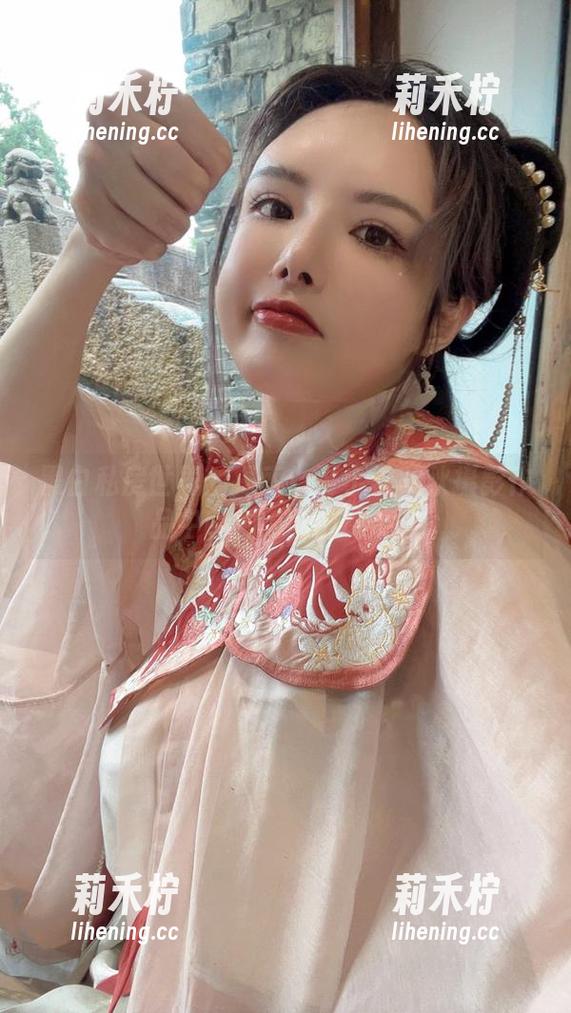 夏小秋秋秋 黑白私房世界的探索:夏小秋秋秋摄影作品中的细腻与韵味.txt