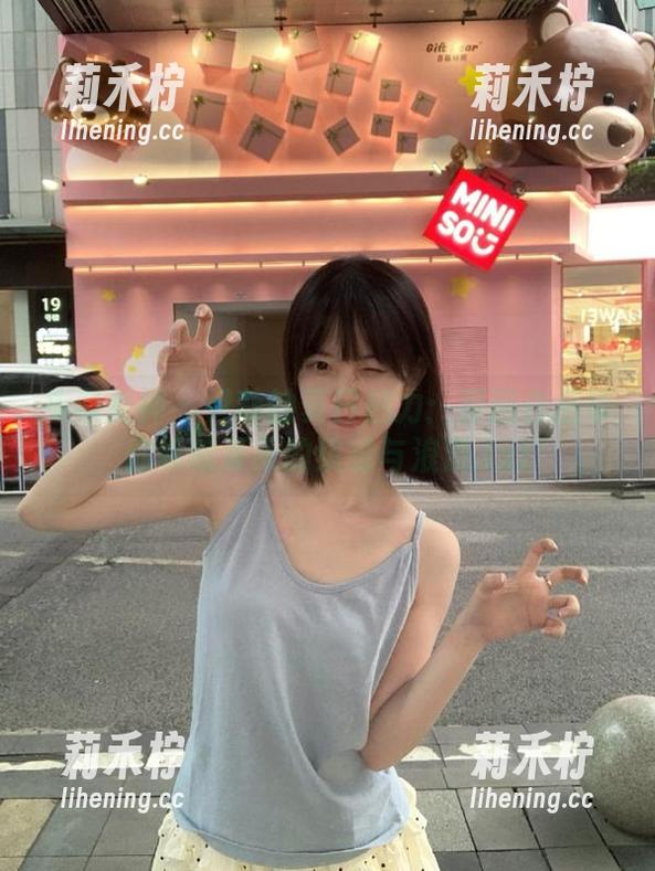 头条女神-尹菲 头条女神 - 尹菲的夏日魅力:原图作品带你领略夏天的缤纷与浪漫.txt