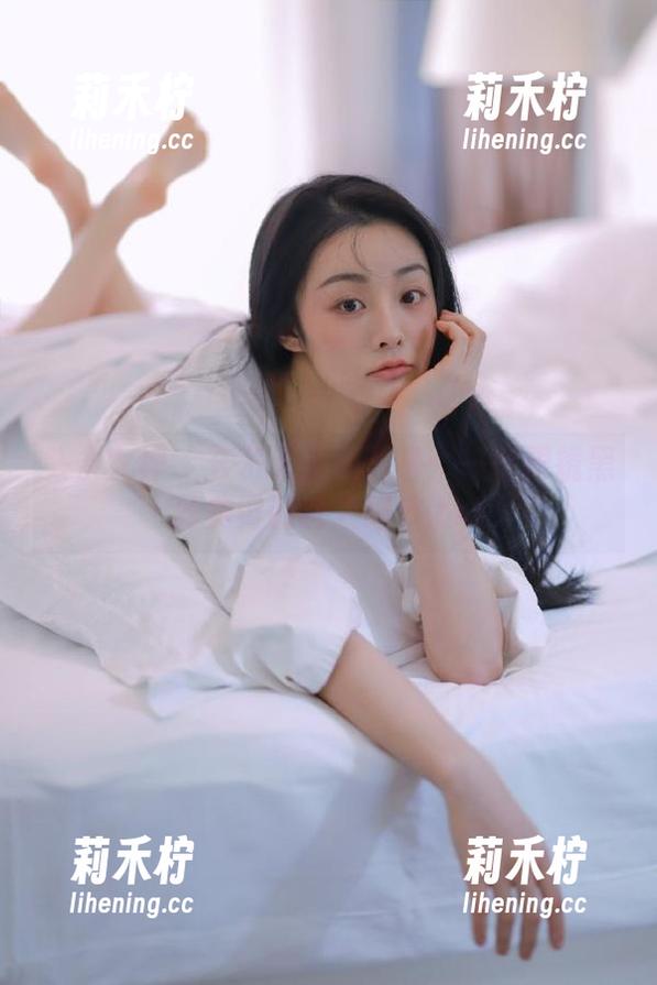 头条女神-玄子 头条女神 - 玄子无圣光写真:一探眼镜黑丝美臀的诱人细节.txt