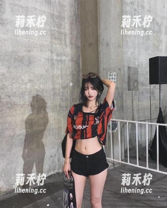 头条女神-穆菲菲 头条女神 - 穆菲菲旗袍写真美图,沉浸在瓷器般精致的东方之美之中.txt