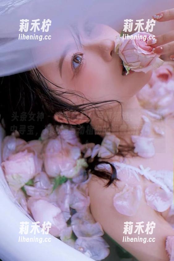 头条女神-筱溪 头条女神 - 筱溪的户外写真精选:在草丛中寻宝,揭秘她与动植物的温馨瞬间!.txt
