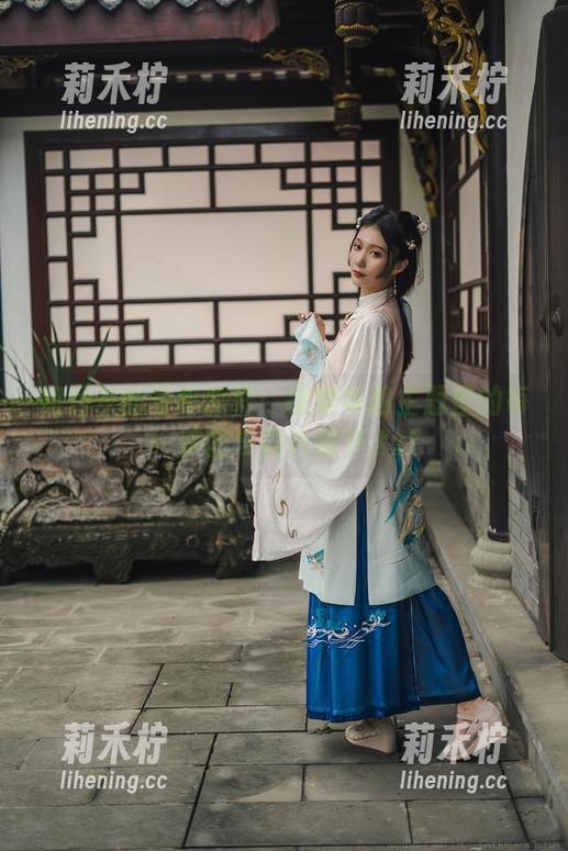 如月灰 如月灰的写真旅程:探索申鹤主题里的每一美图与照片细节.txt