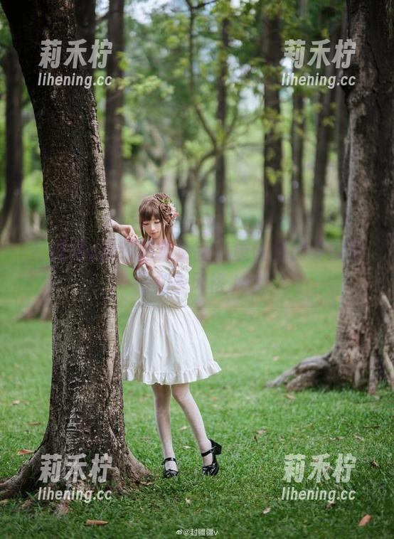 封疆疆v 封疆疆v泳装图集更新,重磅推出多款夏日必备风格.txt