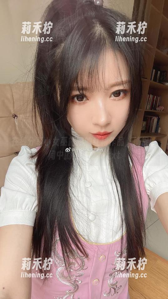 小女巫露娜 在线分享小女巫露娜的红裙作品,捕捉瞬间中的魔法之美.txt