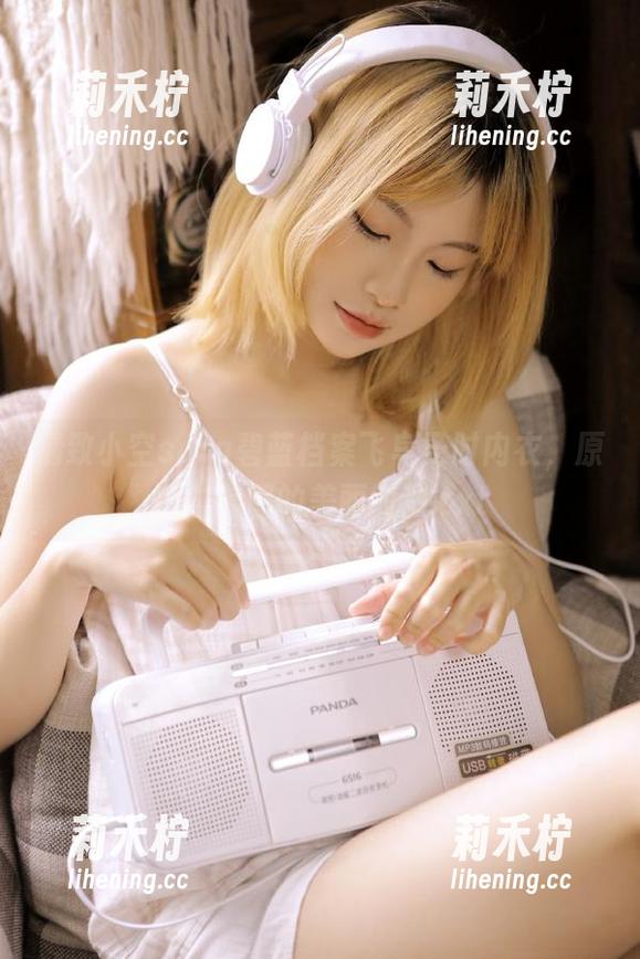 小空sora 精致小空sora碧蓝档案飞鸟马时内衣,原图与套图的美丽对决.txt