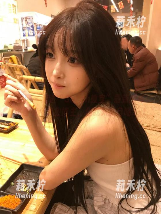 尤果网-Sara 尤果网 - 走进“Sarah教室”最新图库:试图做个专业博主,但我只能自嘲.txt