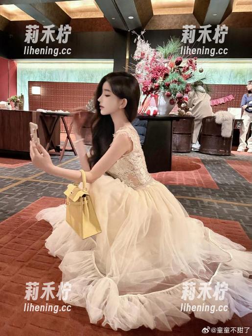 尤果网-Zora若拉 尤果网 - Zora若拉应允的纯白梦境,开启作品集资源的视觉盛宴.txt