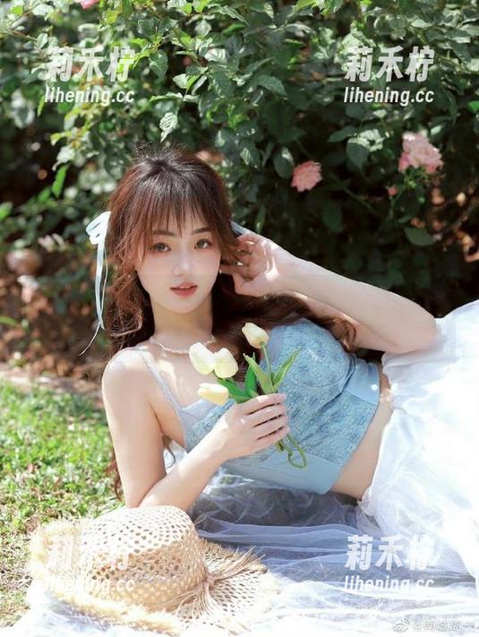 尤果网-松果儿 尤果网 - 松果儿的红裙私房写真:每一个镜头都在诉说着优雅与自信.txt