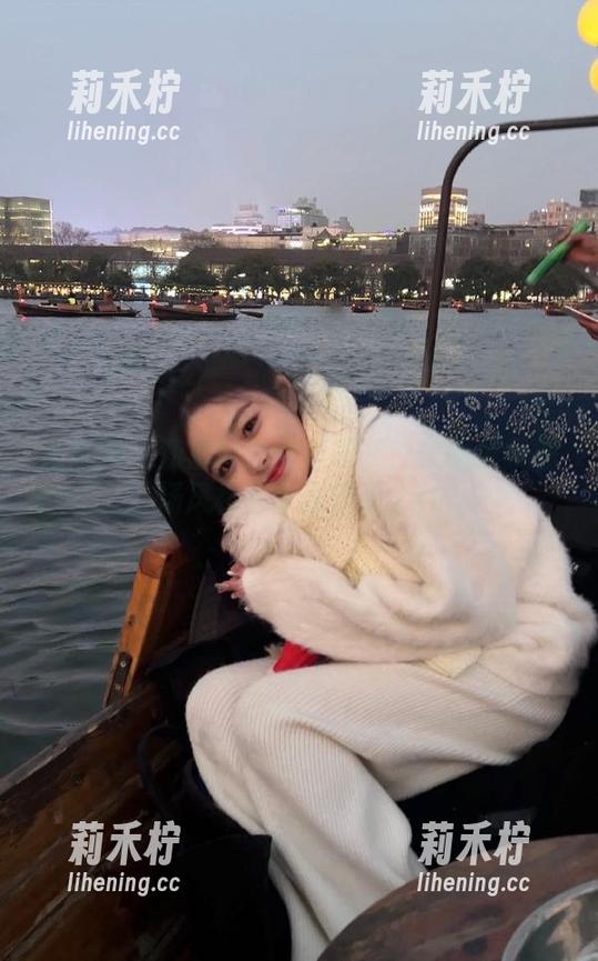 尤果网-莉恩 尤果网 - 莉恩的办公室写真:美图展示职场风格与个人特色.txt