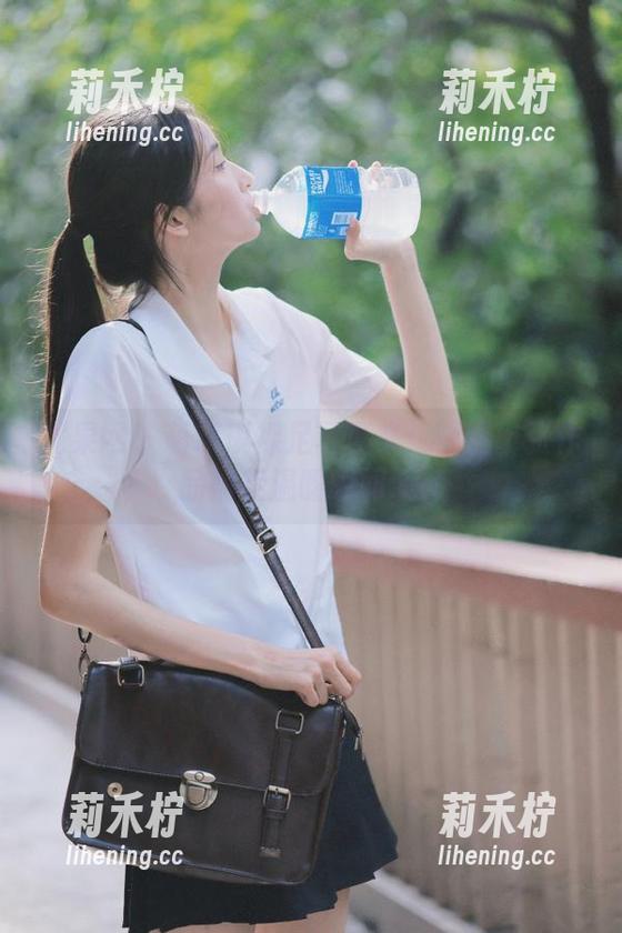 尤果网-萌琪琪 尤果网 - 萌琪琪裸足写真集:精选十张作品捕捉温暖瞬间.txt