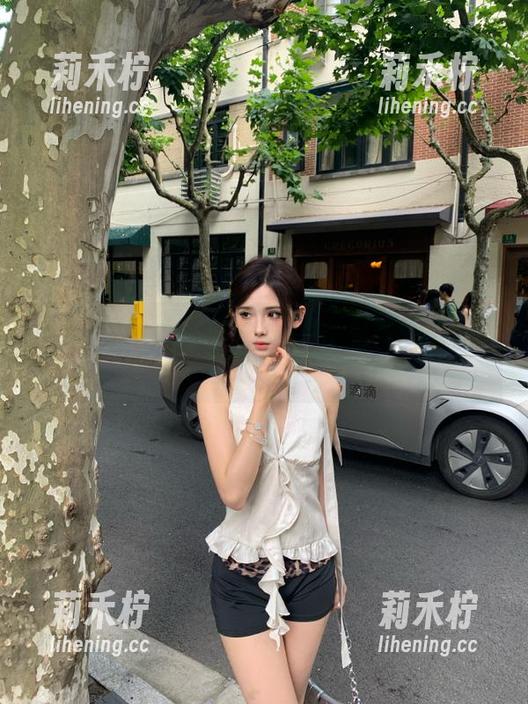 影私荟-喵喵cyann 影私荟 - 喵喵cyann黑白写真的探索之旅图集:每一帧都是故事的合集.txt