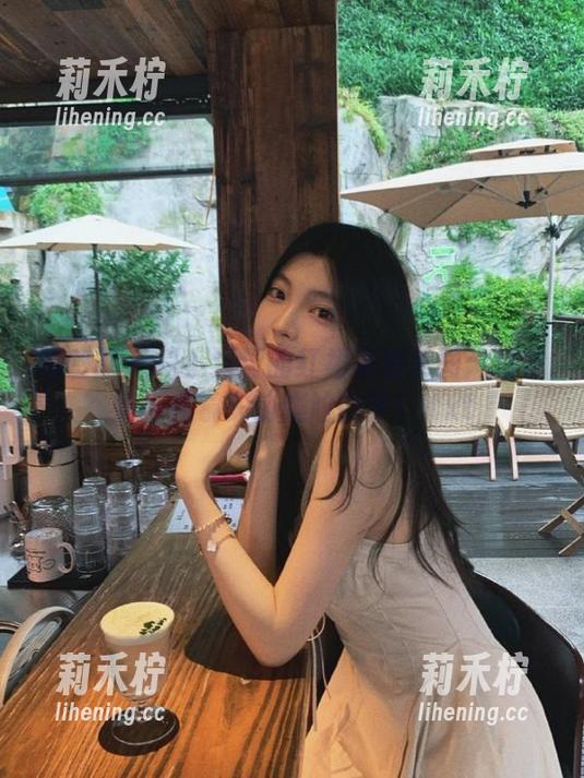 是小逗逗 微密圈 - 是小逗逗的红裙高清美图:看我如何在镜头前尴尬微笑!.txt