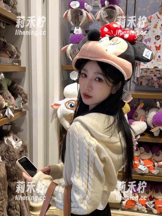 梦丝女神-魏婷婷 梦丝女神 - 魏婷婷无圣光旗袍女神合集:传统旗袍与灵动气质的高清写真集.txt