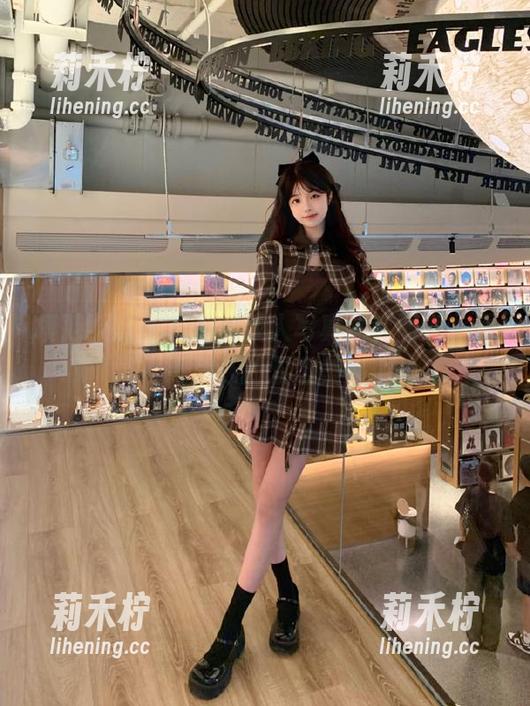 模范学院-文静儿 模范学院 - 文静儿双人写真全套图包,探寻心灵深处的双重美感.txt