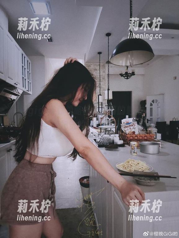 樱晚gigi 樱晚gigi带你领略修女风格的魅力,分享全新视觉的套图作品.txt