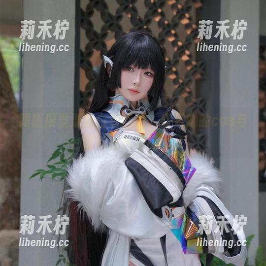 樱梨梨 跟随樱梨梨的白裙梦幻,欣赏她的cos与精致图片作品.txt