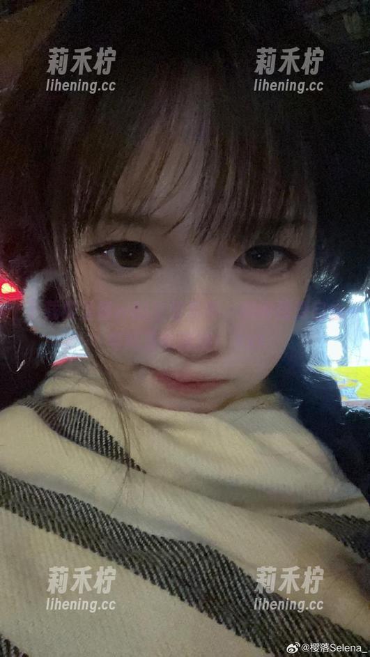 樱落酱w 下载樱落酱w的空姐写真,瞬间感受自由与纯美的碰撞!.txt