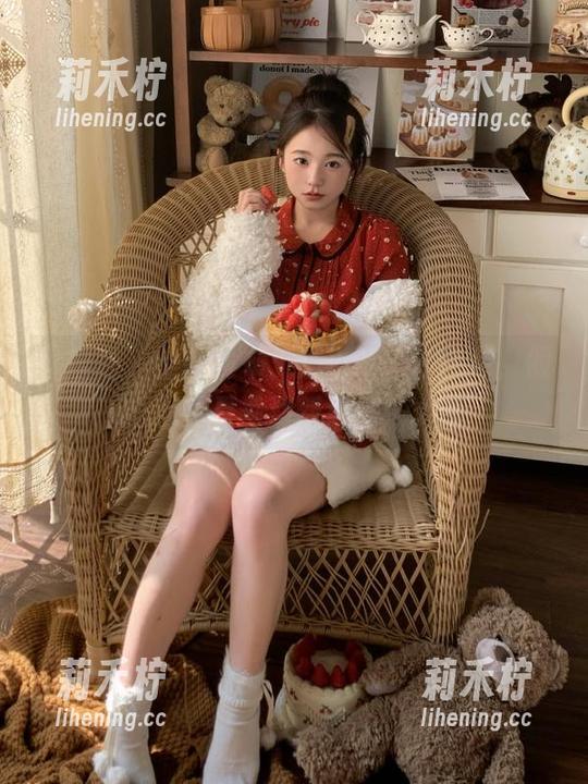 爱蜜社-戴小唯 爱蜜社 - 全新发布:戴小唯天台图包,倾心演绎夏季清新风格!.txt