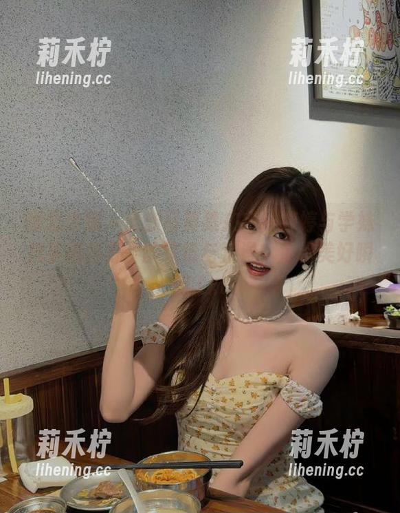 物恋传媒-婷婷 物恋传媒 - 全新写真集来袭!婷婷与学妹携手揭秘青春的缤纷与浪漫,定格美好瞬间.txt